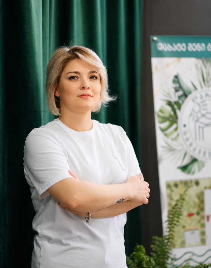 ლარდი, საბავშვო ბაღი ლისზე, აღმზრდელ-პედაგოგი